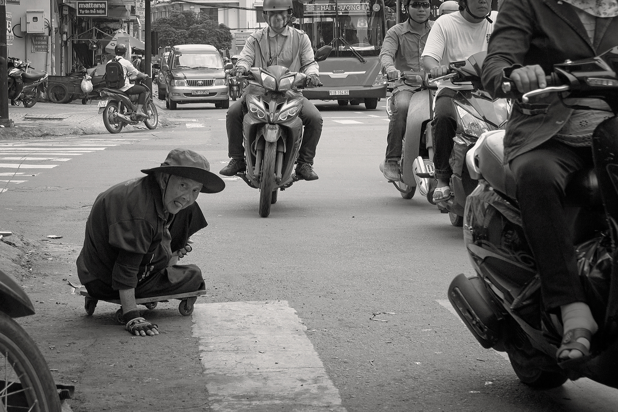 Christoph Radke, Vietnam, Hanoi, Ho Chi Minh City, alte behinderte Frau auf der Straße, 2017
